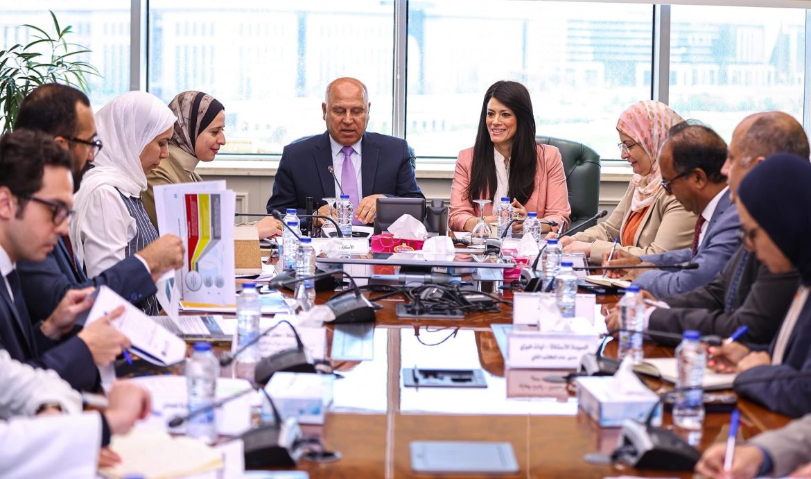 وزيرا الصناعة و التخطيط في اجتماع تنسيقي لوضع خارطة طريق للتعامل مع آلية تعديل حدود الكربون CBAM