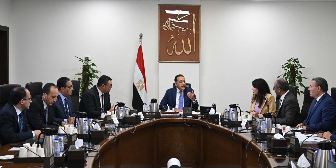 رئيس الوزراء يُتابع الخطة التنفيذية لمحطات تحلية مياه الساحل الشمالي الغربي