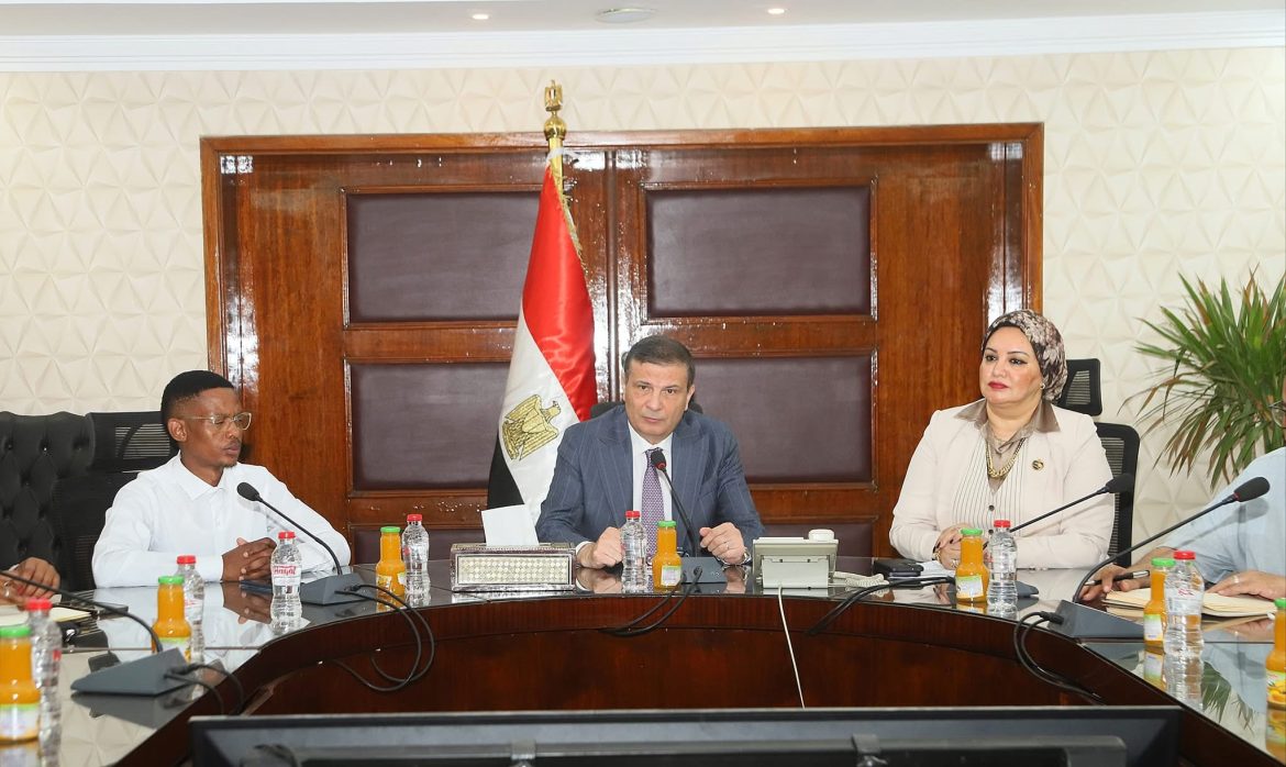 وزير الزراعة يبحث مع وفد النقابة العامة للعاملين بالبنوك والتأمينات بجنوب أفريقيا سبل التعاون المشترك