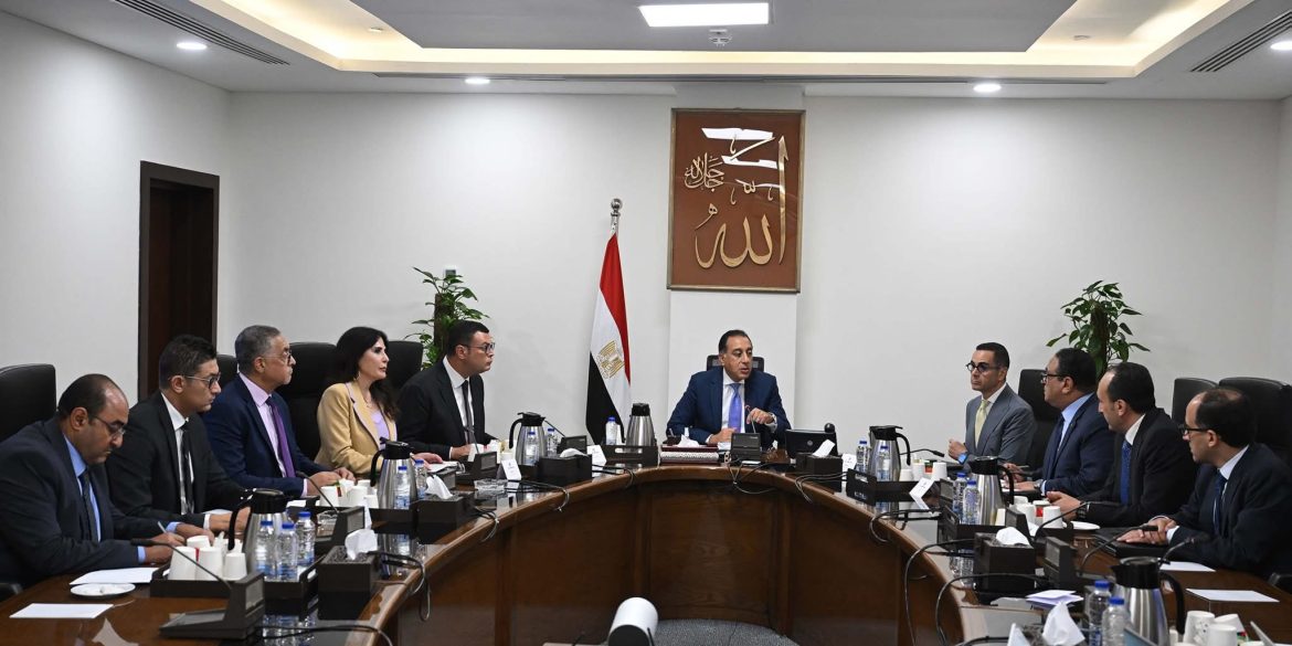 رئيس الوزراء يستعرض ملامح النسخة النهائية من مشروع قانون المناطق المركزية للمال والأعمال رئيس الوزراء يستعرض ملامح النسخة النهائية من مشروع قانون المناطق المركزية للمال والأعمال