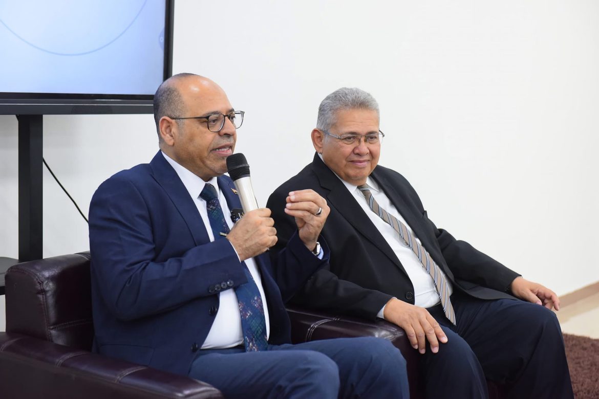 وزير العمل يُسلم شهادات إجتياز دورة تدريبية على مهنة "المَسّاح العام"..بالتعاون مع جامعة بدر