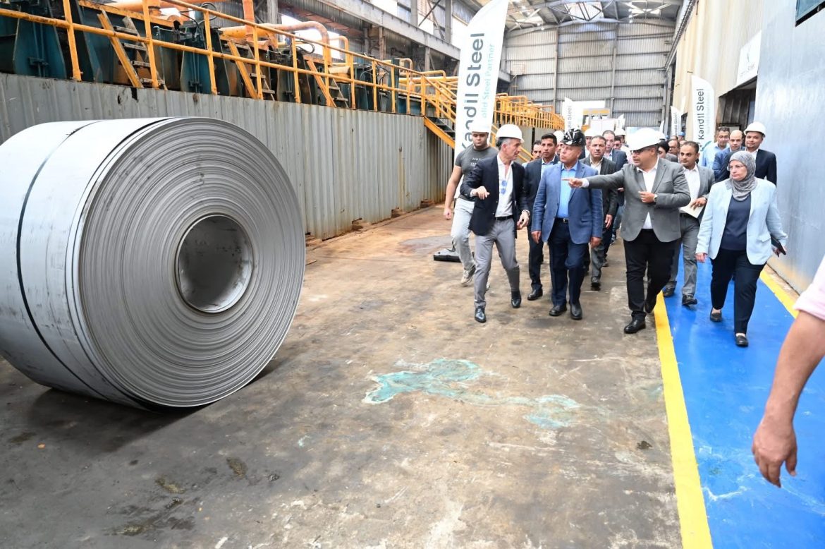 وزير الصناعة يتفقد 3 مصانع متخصصة في الصناعات الغذائية والمعدنية ومواد البناء بمدينة العبور الصناعية