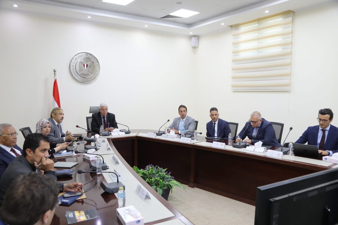 وزير التعليم العالي يعقد اجتماعًا مع ممثلي مؤسسة كلاريفيت لتعزيز التعاون المشترك