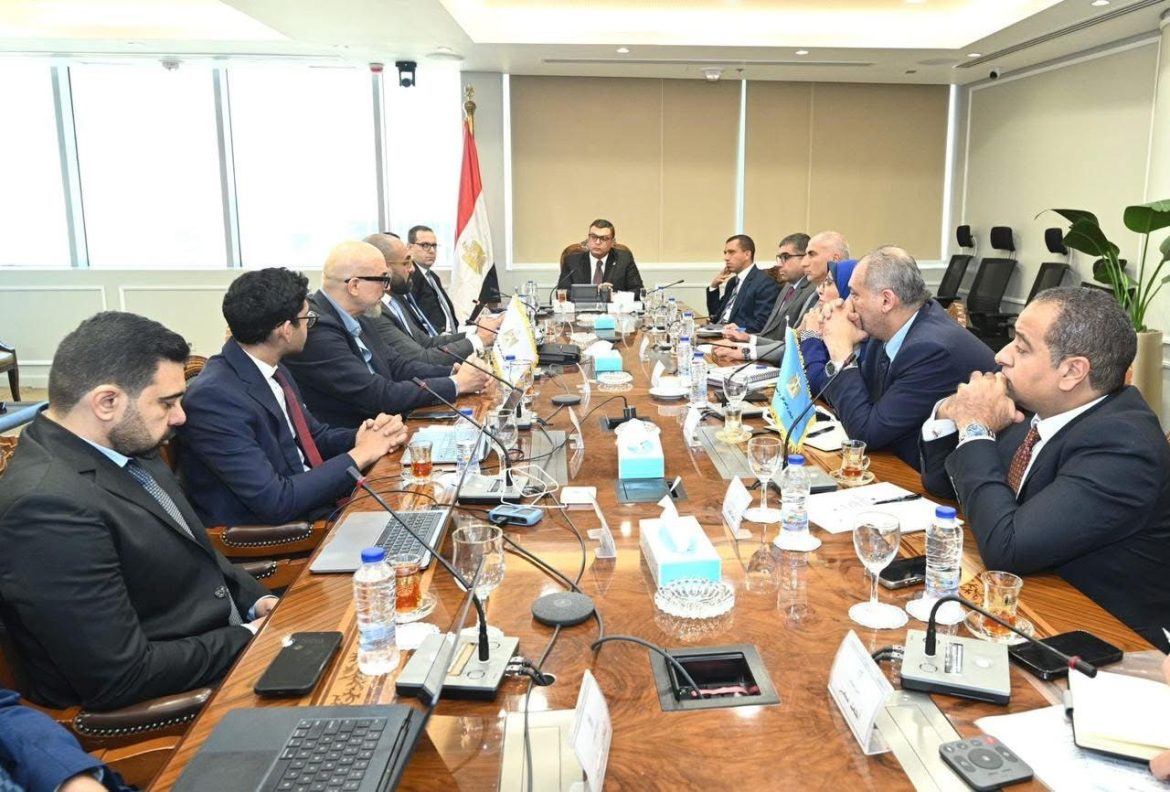 وزير الإسكان يعقد اجتماعًا لمتابعة تدشين منصتين لتنظيم السوق العقارية وتصدير العقار المصري