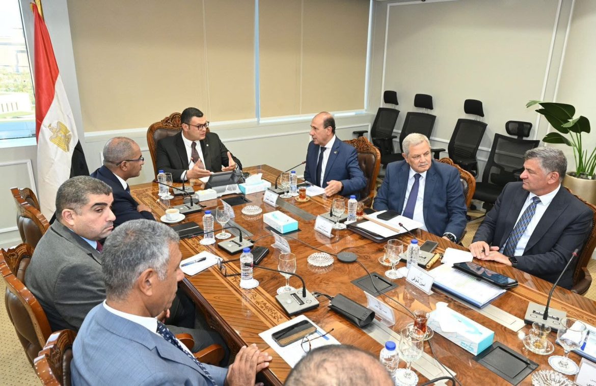 وزير الإسكان يعقد اجتماعًا لمتابعة المشروعات الجاري تنفيذها ضمن مبادرة “حياة كريمة” وزير الإسكان يعقد اجتماعًا لمتابعة المشروعات الجاري تنفيذها ضمن مبادرة "حياة كريمة"