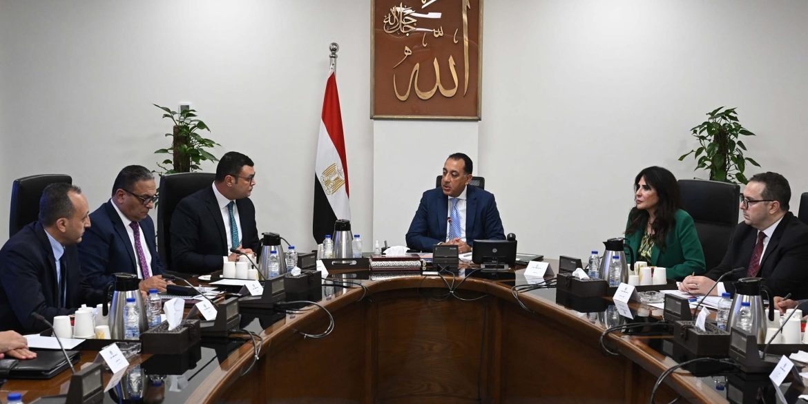 رئيس الوزراء يتابع تقنين الأراضي المضافة لعدد من المدن الجديدة والطروحات المختلفة من الوحدات السكنية رئيس الوزراء يتابع تقنين الأراضي المضافة لعدد من المدن الجديدة والطروحات المختلفة من الوحدات السكنية