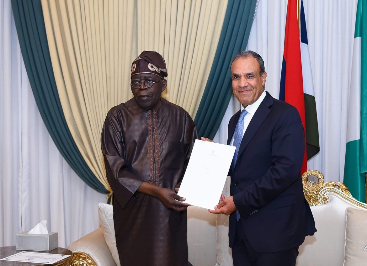 وزير الخارجية يسلم رسالة خطية من رئيس الجمهورية إلى رئيس جمهورية نيجيريا الاتحادية