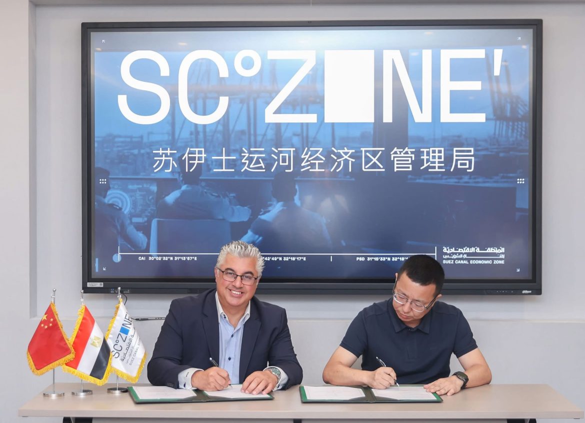 رئيس اقتصادية قناة السويس يوقع 3 عقود لمشروعات صناعية جديدة في قطاع المنسوجات
