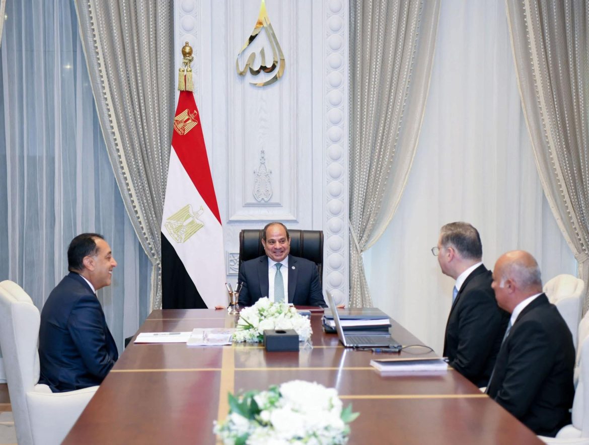 الرئيس السيسي يشدد على تھیئة البیئة الاستثماریة الجاذبة لرؤوس الأموال بقطاع البترول الرئيس السيسي يشدد على تھیئة البیئة الاستثماریة الجاذبة لرؤوس الأموال بقطاع البترول