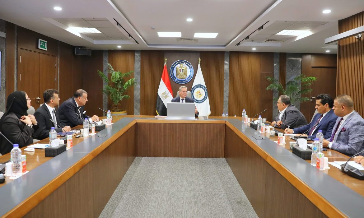 وزير البترول يؤكد أهمية لقاءات الحوار المجتمعي في طرح الحقائق للرأي العام حول تحديات قطاع البترول