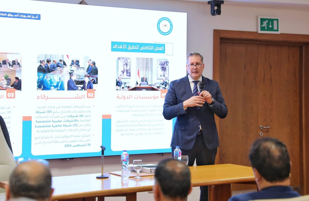 وزير البترول يعقد لقاءً مع السفراء المكلفين برئاسة بعثات مصر الدبلوماسية والقنصلية بالخارج