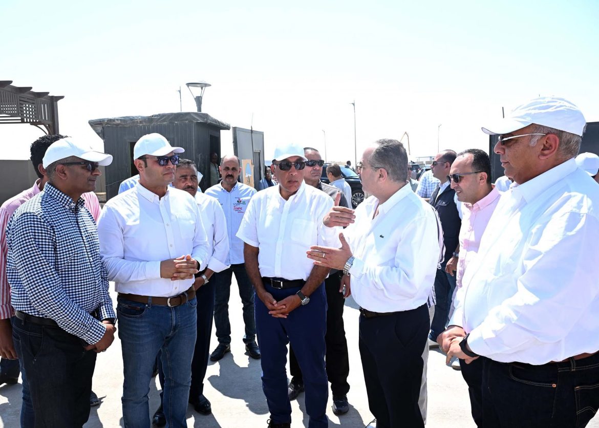 رئيس الوزراء يتفقد محطة التجارب البحثية لتحلية مياه البحر بمدينة العلمين الجديدة رئيس الوزراء يتفقد محطة التجارب البحثية لتحلية مياه البحر بمدينة العلمين الجديدة