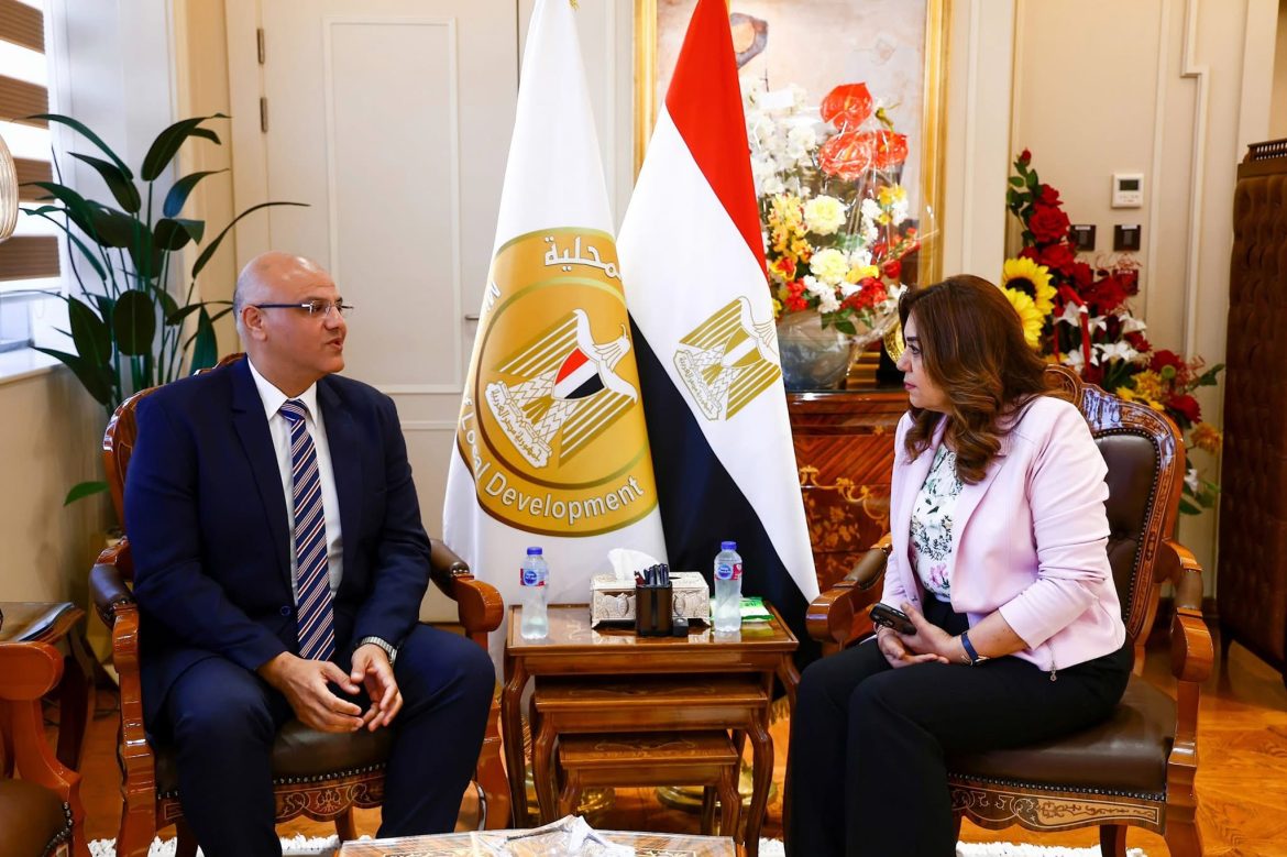 وزيرة التنمية المحلية تتابع مع محافظ القليوبية مشروعات “حياة كريمة” وتوفير السلع الغذائية للمواطنين وزيرة التنمية المحلية تتابع مع محافظ القليوبية مشروعات "حياة كريمة" وتوفير السلع الغذائية للمواطنين