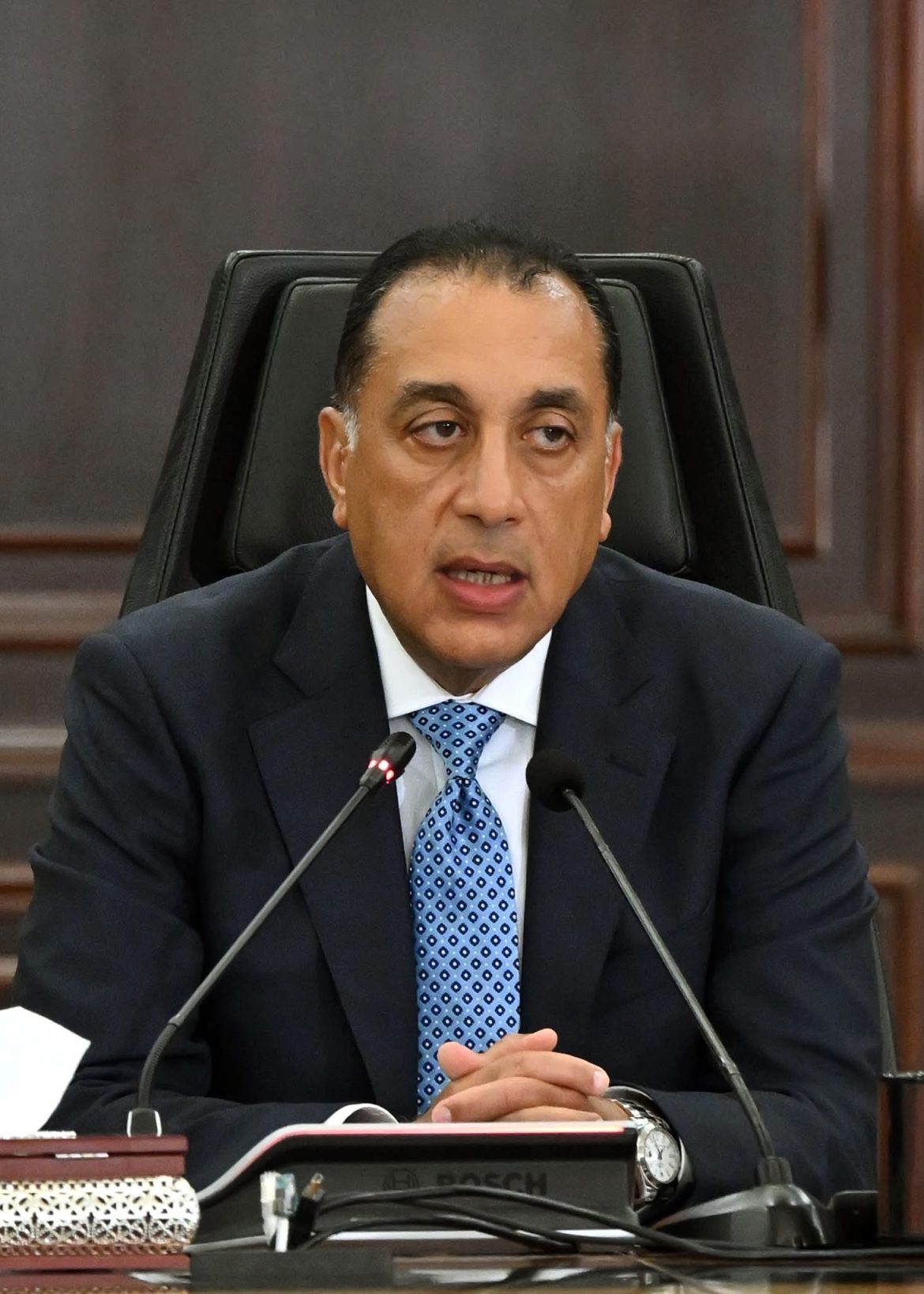 رئيس الوزراء يستعرض نماذج استجابات منظومة الشكاوى الحكومية لعدد من الحالات في قطاعات مختلفة رئيس الوزراء يستعرض نماذج استجابات منظومة الشكاوى الحكومية لعدد من الحالات في قطاعات مختلفة