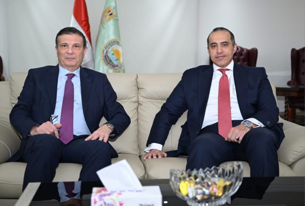 وزير الزراعة يشدد على ضرورة الإسراع في إنجاز مشروع القانون الجديد بما يلبي طموحات المزارعين وزير الزراعة يشدد على ضرورة الإسراع في إنجاز مشروع القانون الجديد بما يلبي طموحات المزارعين