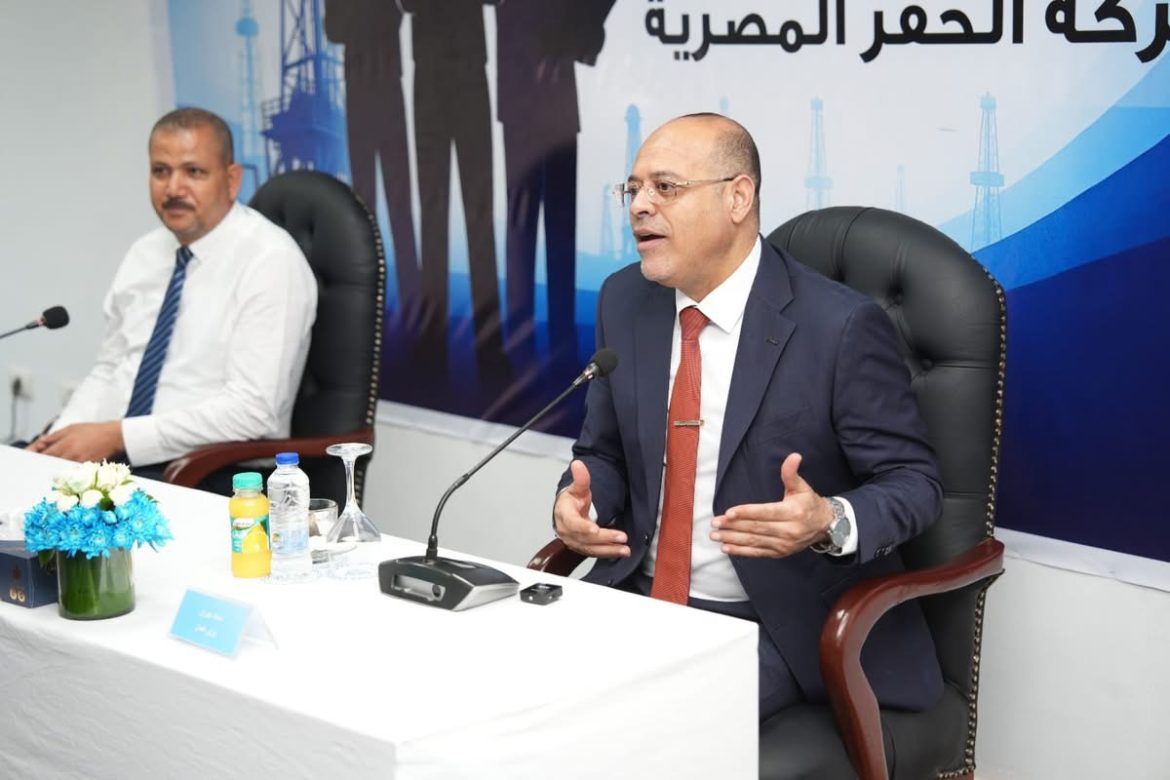 وزير العمل يُسلم شهادات لخريجي دورات تدريب مجانية في مجالات الخدمات البترولية بمركز “شركة الحفر المصرية” وزير العمل يُسلم شهادات لخريجي دورات تدريب مجانية في مجالات الخدمات البترولية بمركز "شركة الحفر المصرية"