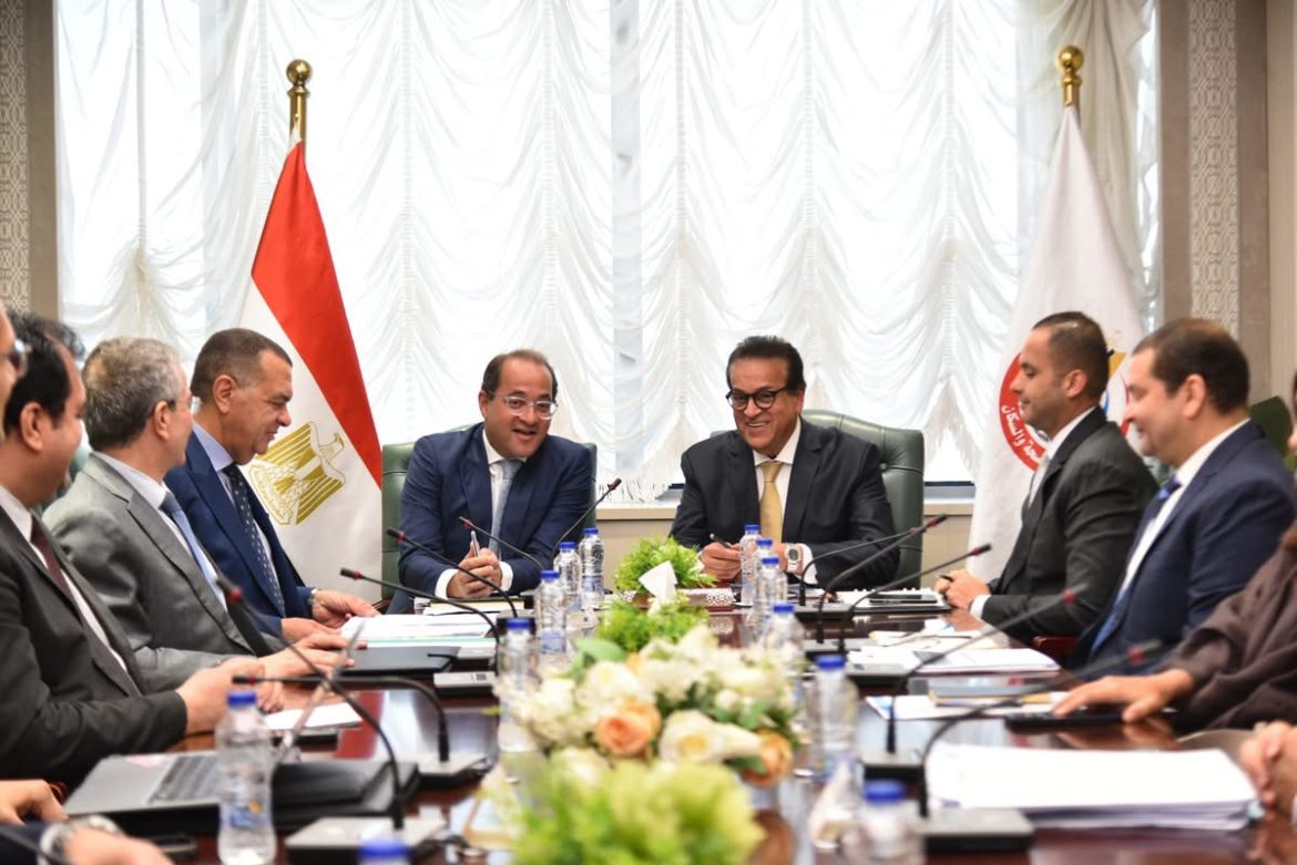 وزير الصحة يبحث سُبل استدامة تمويل التأمين الصحي الشامل وزير الصحة يبحث سُبل استدامة تمويل التأمين الصحي الشامل