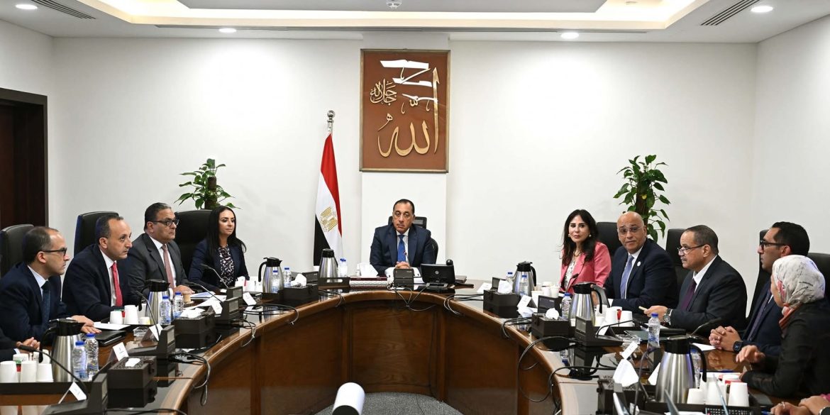 رئيس الوزراء: إحياء الحرف التراثية واليدوية أحد الملفات المهمة التي توليها الحكومة أولوية رئيس الوزراء: إحياء الحرف التراثية واليدوية أحد الملفات المهمة التي توليها الحكومة أولوية