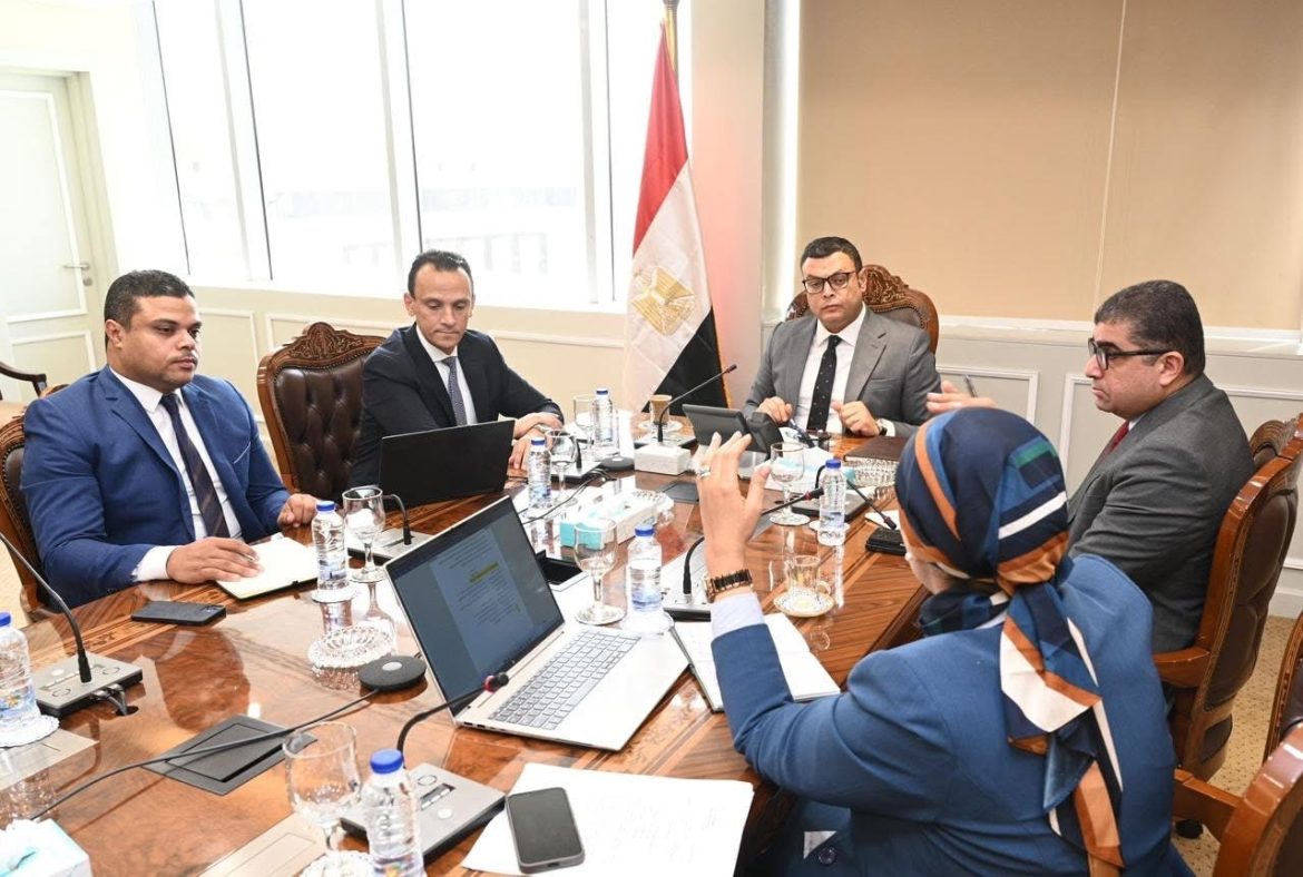 وزير الإسكان يُتابع موقف الاستراتيجية الوطنية للعمران الأخضر والمستدام