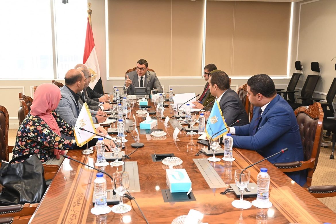 وزير الإسكان يتابع مشروع المماشى السياحية بمدينة الشيخ زايد