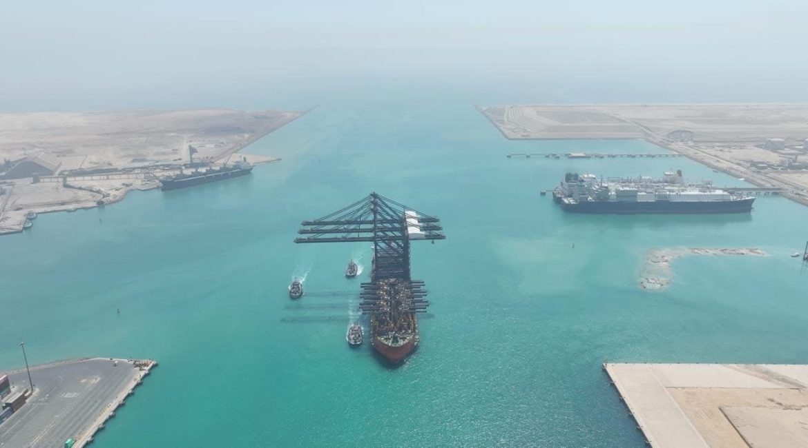 وزير الصناعة يعلن استقبال رصيف محطة هاتشيسون رقم 1 بميناء السخنة السفينة المتخصصة ZHEN HUA 36