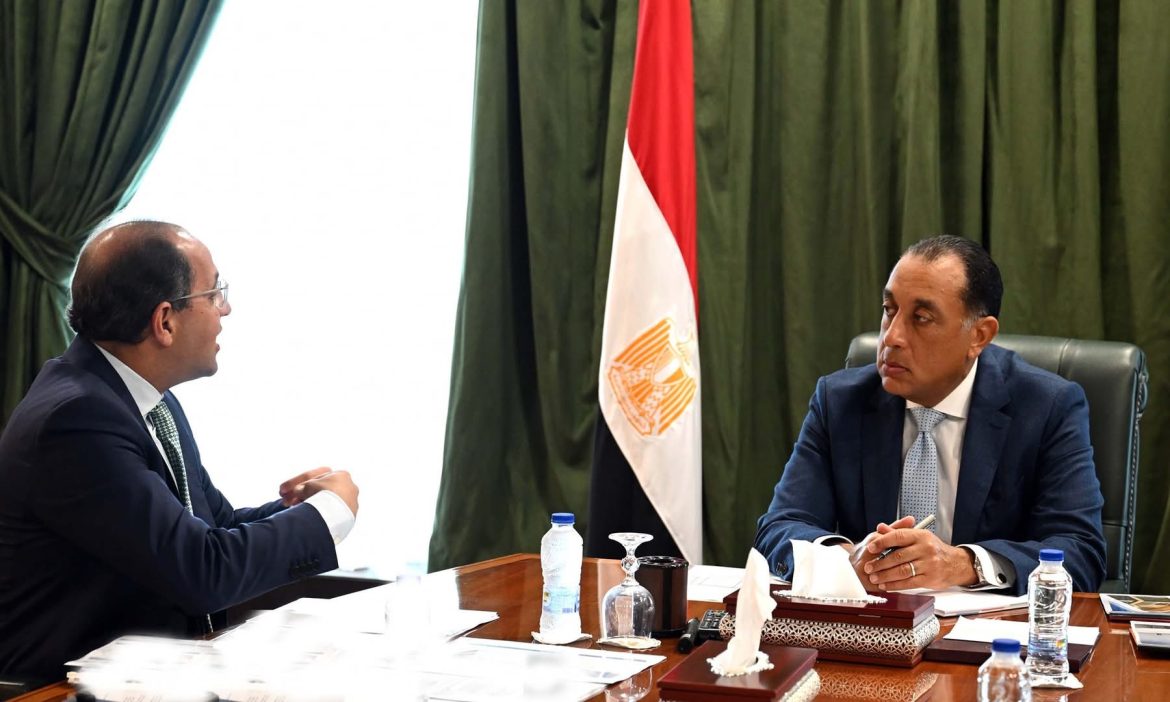 رئيس الوزراء يُتابع مع وزير المالية موقف سداد المستحقات المتأخرة للمصدرين