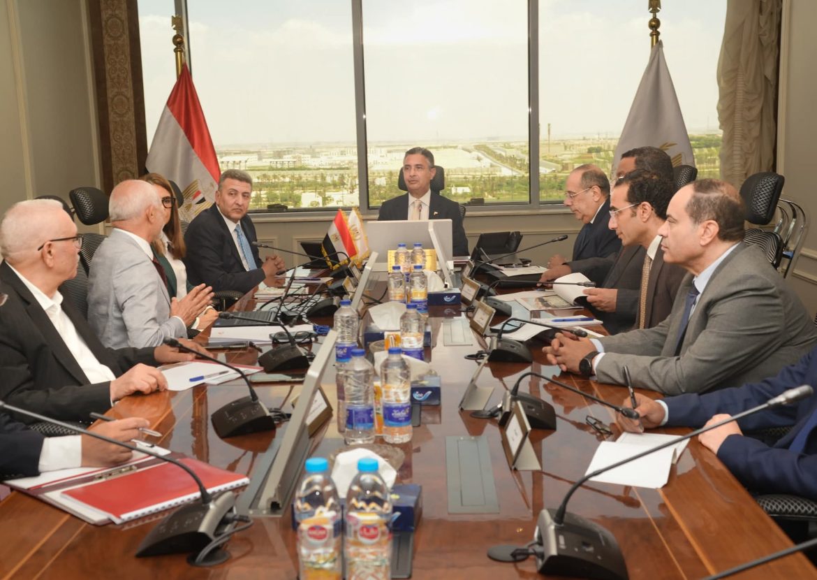 وزير التموين يناقش خطط تطوير منظومة العمل داخل شركات المضارب مع رؤساء مجالس الادارات