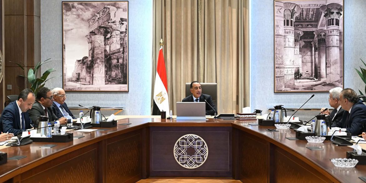 رئيس الوزراء يلتقي أعضاء اللجنة الاستشارية للشئون السياسية