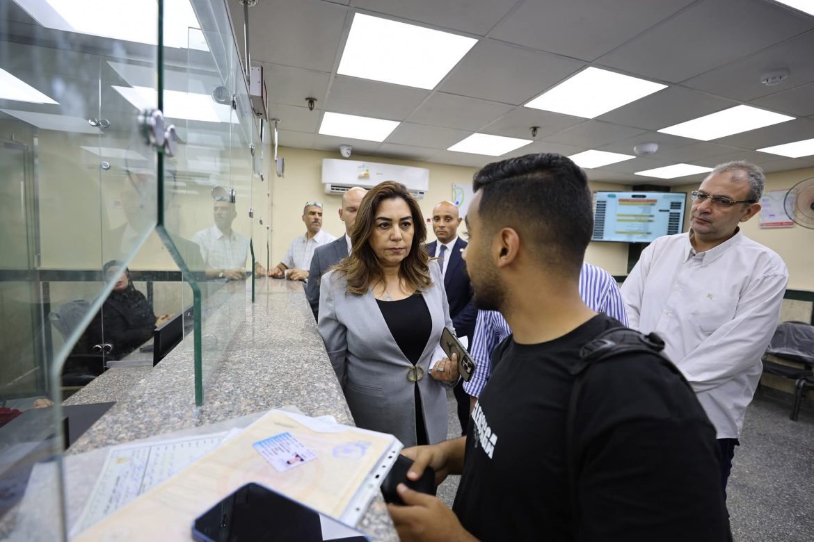 وزيرة التنمية المحلية تتابع تقديم الخدمات للمواطنين بالمركز التكنولوجي بحي الموسكي بالقاهرة وزيرة التنمية المحلية تتابع تقديم الخدمات للمواطنين بالمركز التكنولوجي بحي الموسكي بالقاهرة