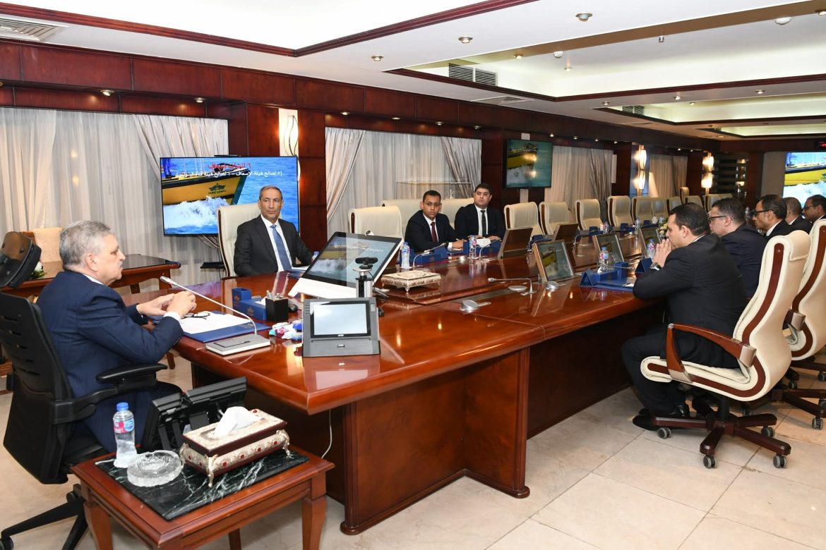 رئيس هيئة قناة السويس: نؤكد على أهمية دعم الصناعة الوطنية وتسويق المنتجات المصرية في الخارج