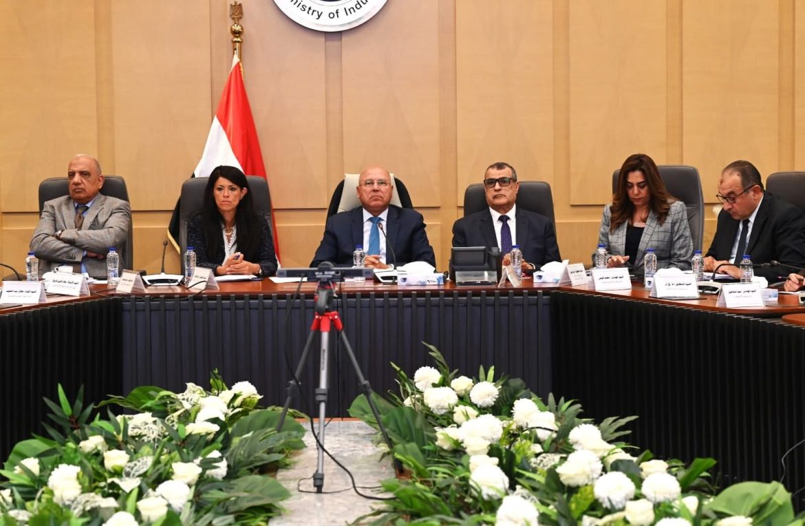  وزير الصناعة: اتخاذ الإجراءات لحماية الصناعة المحلية من الممارسات التجارية الضارة