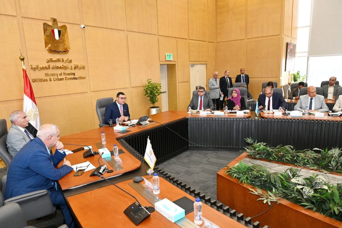 وزير الإسكان يتابع تخصيص الوحدات السكنية للموظفين المنتقلين للعمل بالعاصمة الإدارية الجديدة