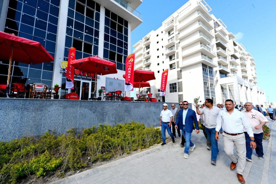 وزير الإسكان يتابع  إنشاء محطة لتحلية المياه وكومباوند مزارين