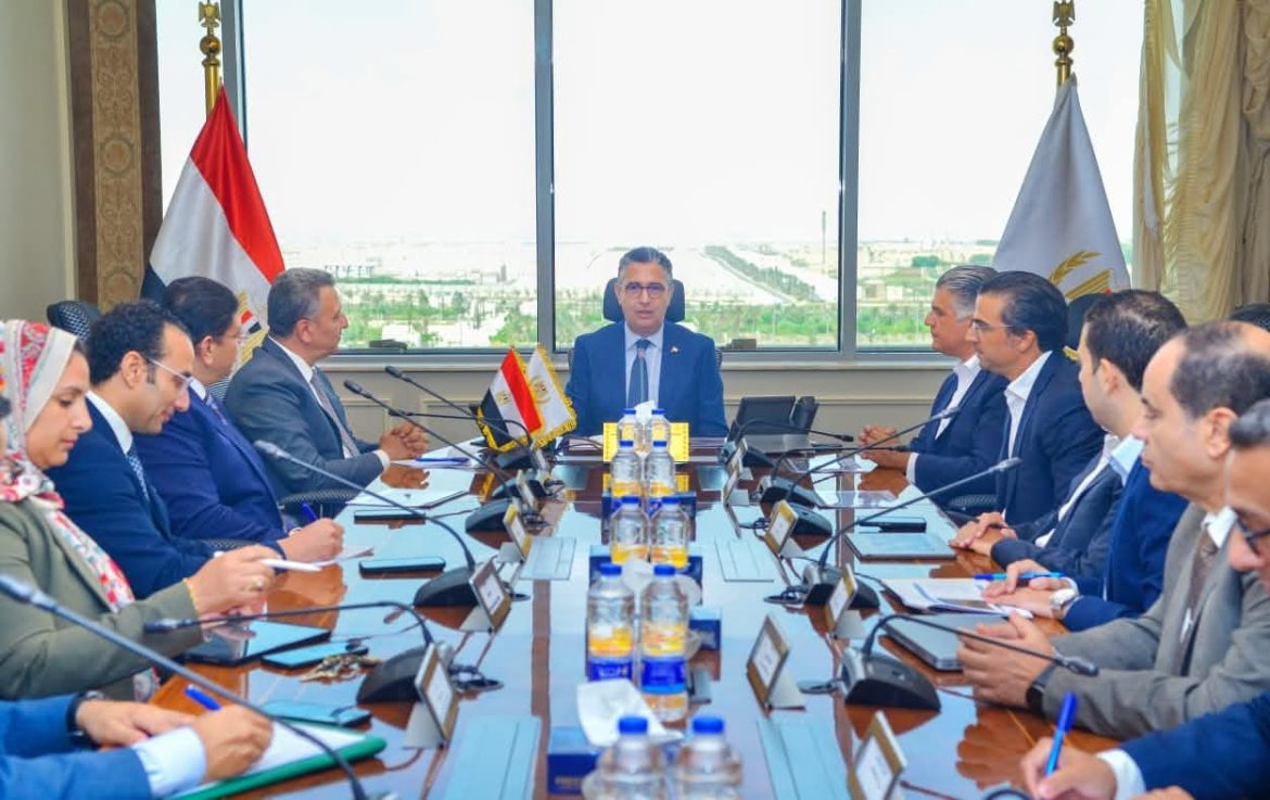 وزير التموين: مشروع المستودعات الاستراتيجية يسهم في تقليل حلقات التداول ويحد من الفاقد في السلع وزير التموين: مشروع المستودعات الاستراتيجية يسهم في تقليل حلقات التداول ويحد من الفاقد في السلع