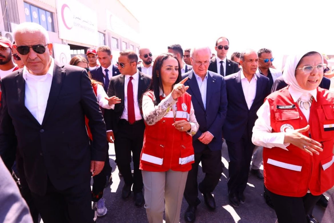 وزيرا التضامن والخارجية يزورا المركز اللوجستي للهلال الأحمر المصري مع رئيس الوزراء الفلسطيني 