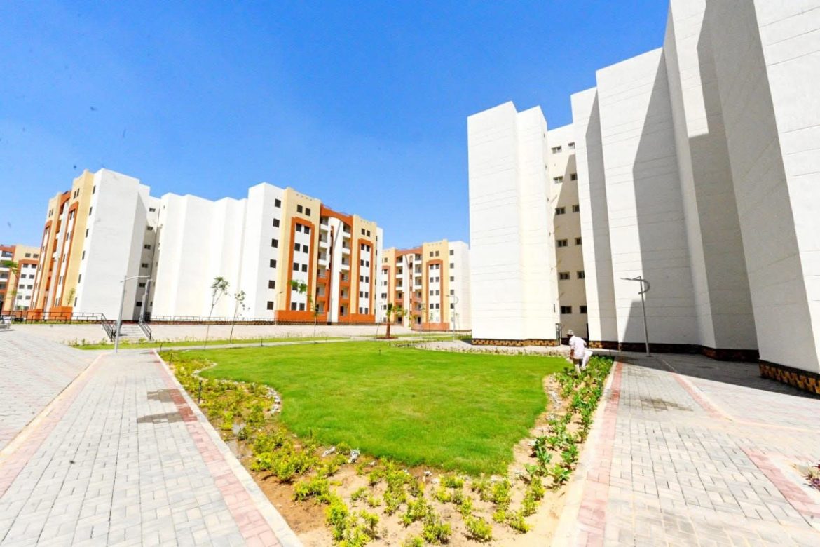 وزير الإسكان يتابع موقف المركز التكنولوجي لخدمة المواطنين بالعبور الجديدة