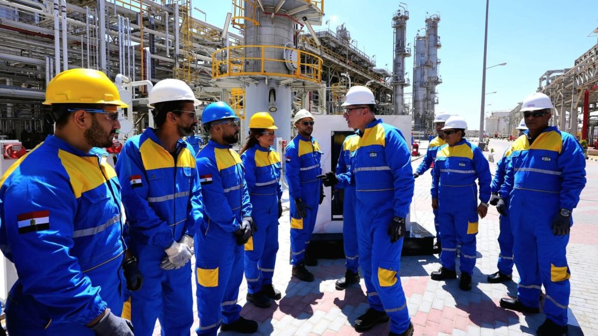 وزير البترول يزور مصانع سيدي كرير للبتروكيماويات بالإسكندرية ويؤكد على تحقيق قيمة اقتصادية للدولة