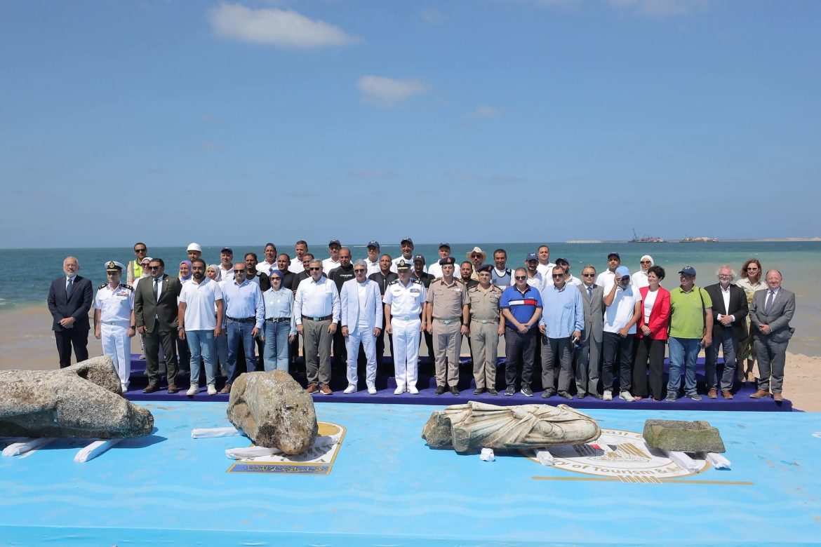 وزير السياحة يشهد انتشال ثلاث قطع أثرية ضخمة من مياه أبو قير