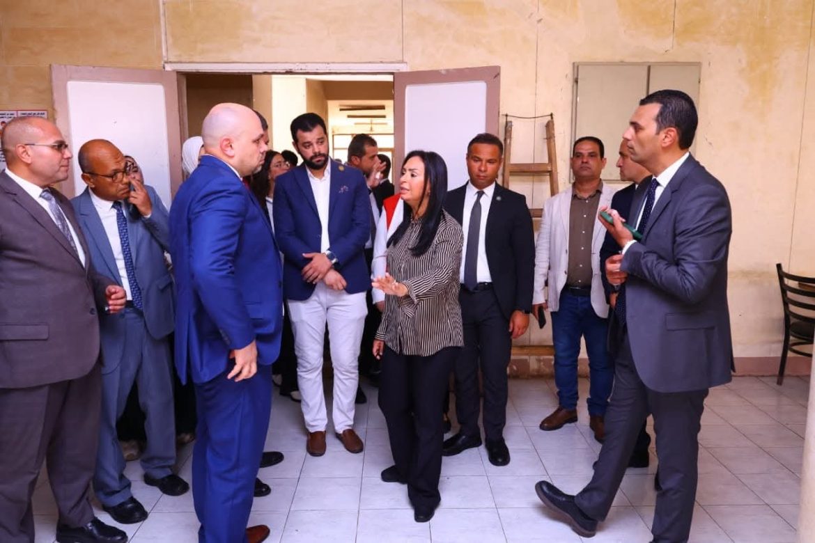 وزيرة التضامن تتابع الخدمات المقدمة للأبناء من الفئات العمرية المختلفة بزيارة مجمع حياة بالجيزة وزيرة التضامن تتابع الخدمات المقدمة للأبناء من الفئات العمرية المختلفة بزيارة مجمع حياة بالجيزة