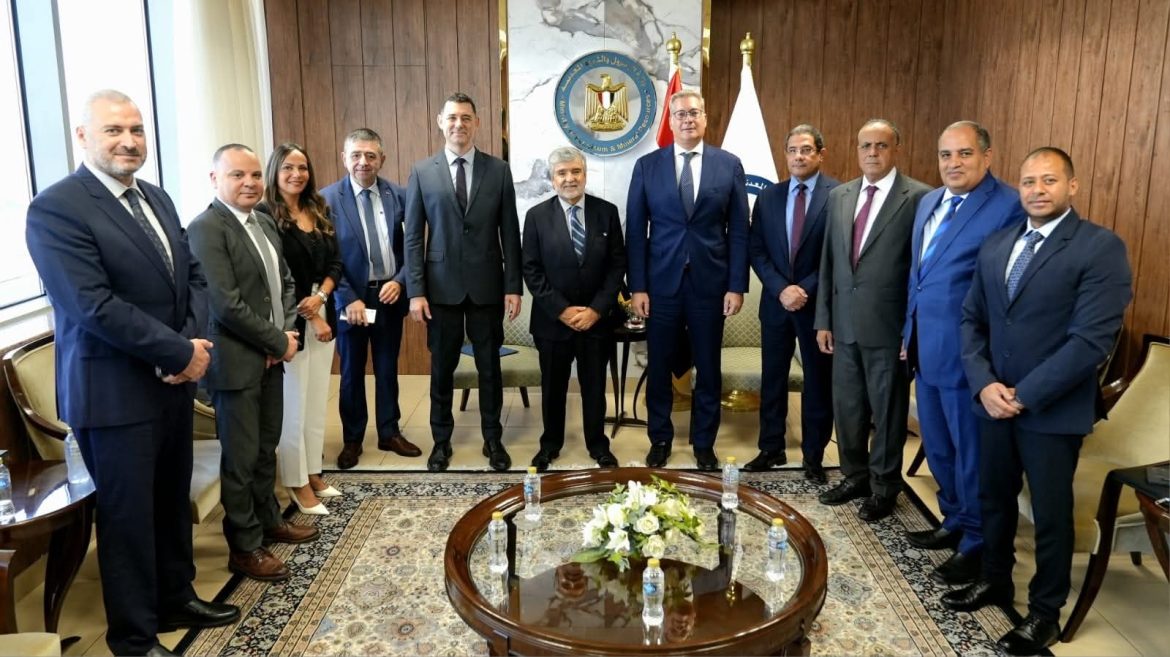 وزير البترول يلتقي مع  وفد شركة إيناب سيبترول التشيلية العاملة في إنتاج البترول بمصر وزير البترول يلتقي مع  وفد شركة إيناب سيبترول التشيلية العاملة في إنتاج البترول بمصر