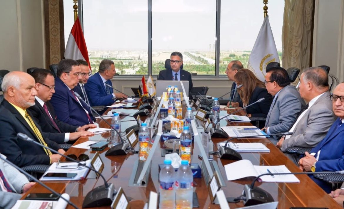 وزير التموين يستعرض موقف الإنتاج والتوريد واستقرار الأسواق مع رؤساء مجالس إدارات شركات المضارب وزير التموين يستعرض موقف الإنتاج والتوريد واستقرار الأسواق مع رؤساء مجالس إدارات شركات المضارب