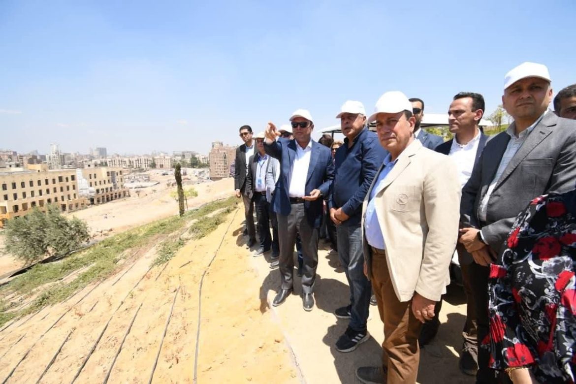 وزير الإسكان يتفقد مشروع حدائق تلال الفسطاط بمنطقة مصر القديمة بالقاهرة