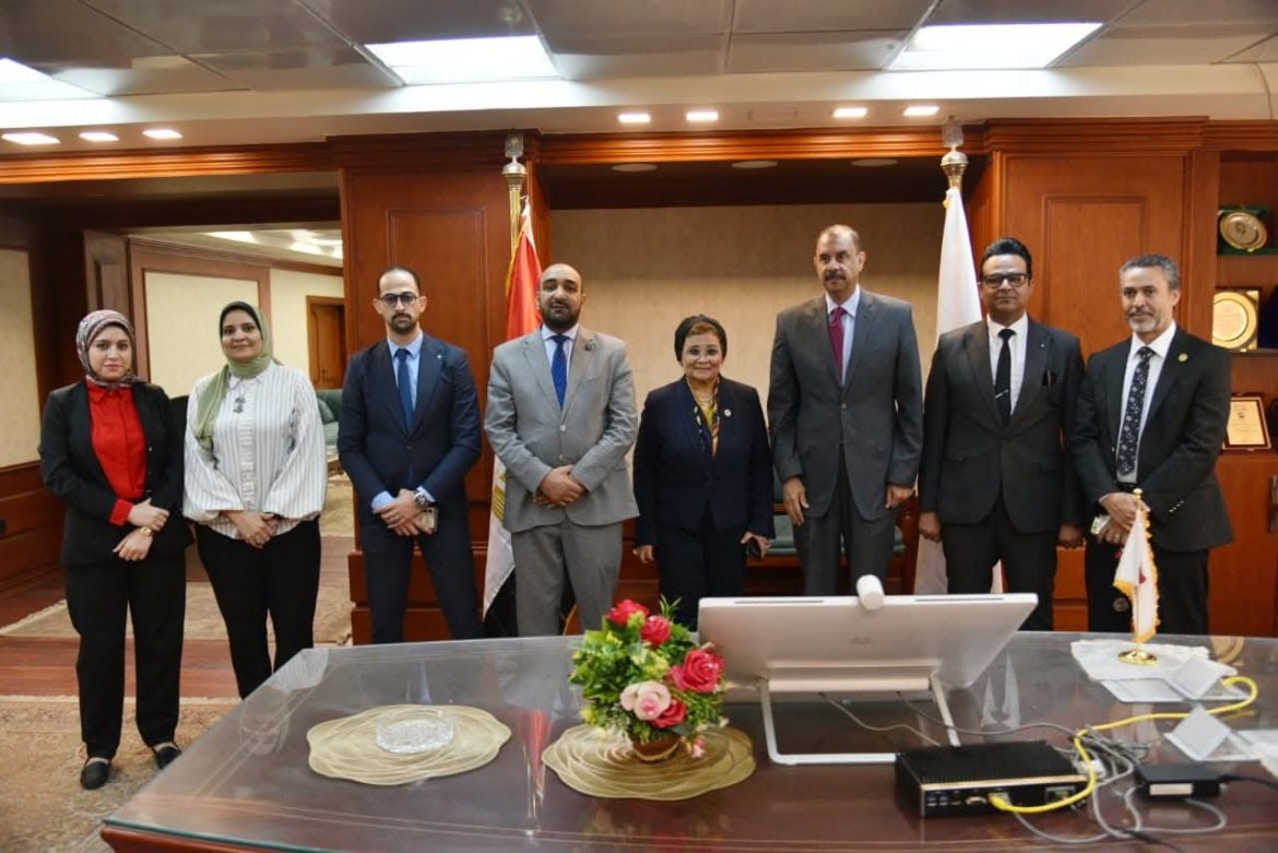 نائب وزير الصحة تبحث عدد من الملفات الصحية والسكانية بمحافظة سوهاج 