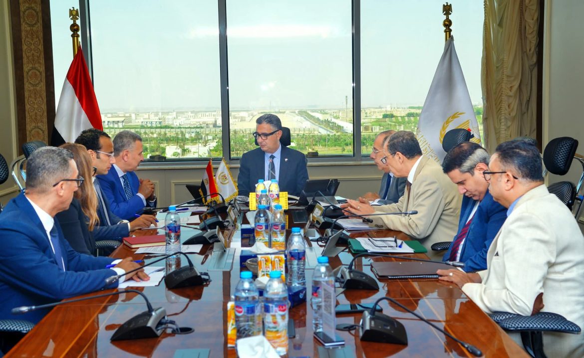 وزير التموين يبحث خطط تطوير شركات الصناعات الغذائية لدعم احتياجات السوق المحلي وزير التموين يبحث خطط تطوير شركات الصناعات الغذائية لدعم احتياجات السوق المحلي