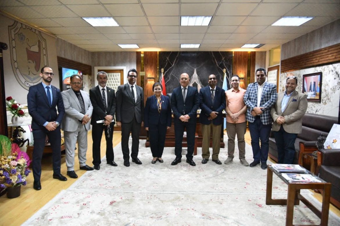 نائب وزير الصحة تبحث دور جامعة سوهاج في مواجهة القضية السكانية نائب وزير الصحة تبحث دور جامعة سوهاج في مواجهة القضية السكانية