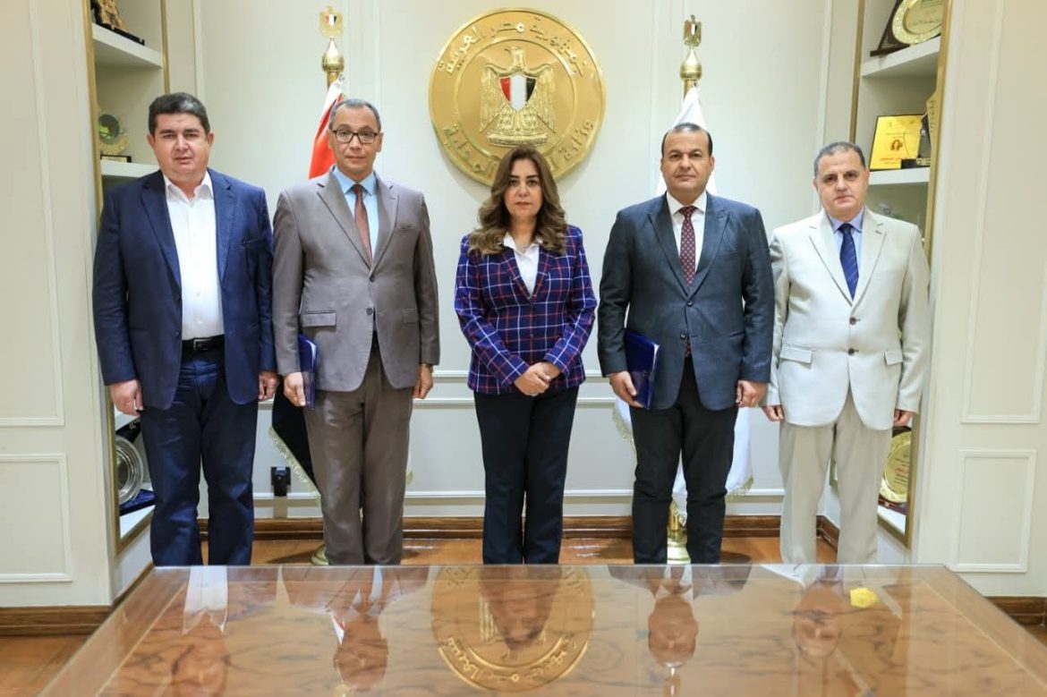 وزيرة التنمية المحلية تحضر توقيع عقد توريد مجزرين متنقلين للمناطق النائية والحدودية وزيرة التنمية المحلية تحضر توقيع عقد توريد مجزرين متنقلين للمناطق النائية والحدودية