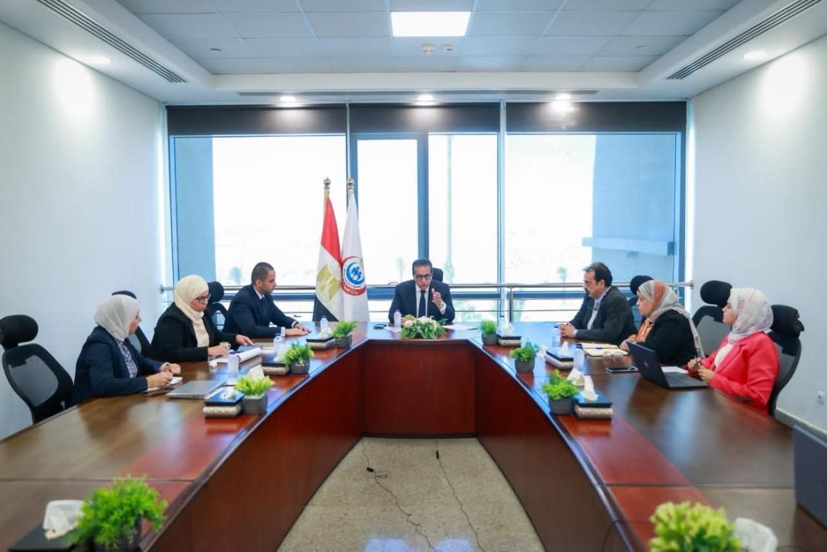 وزير الصحة يبحث آليات توزيع أعضاء المهن الصحية على المنشآت الصحية