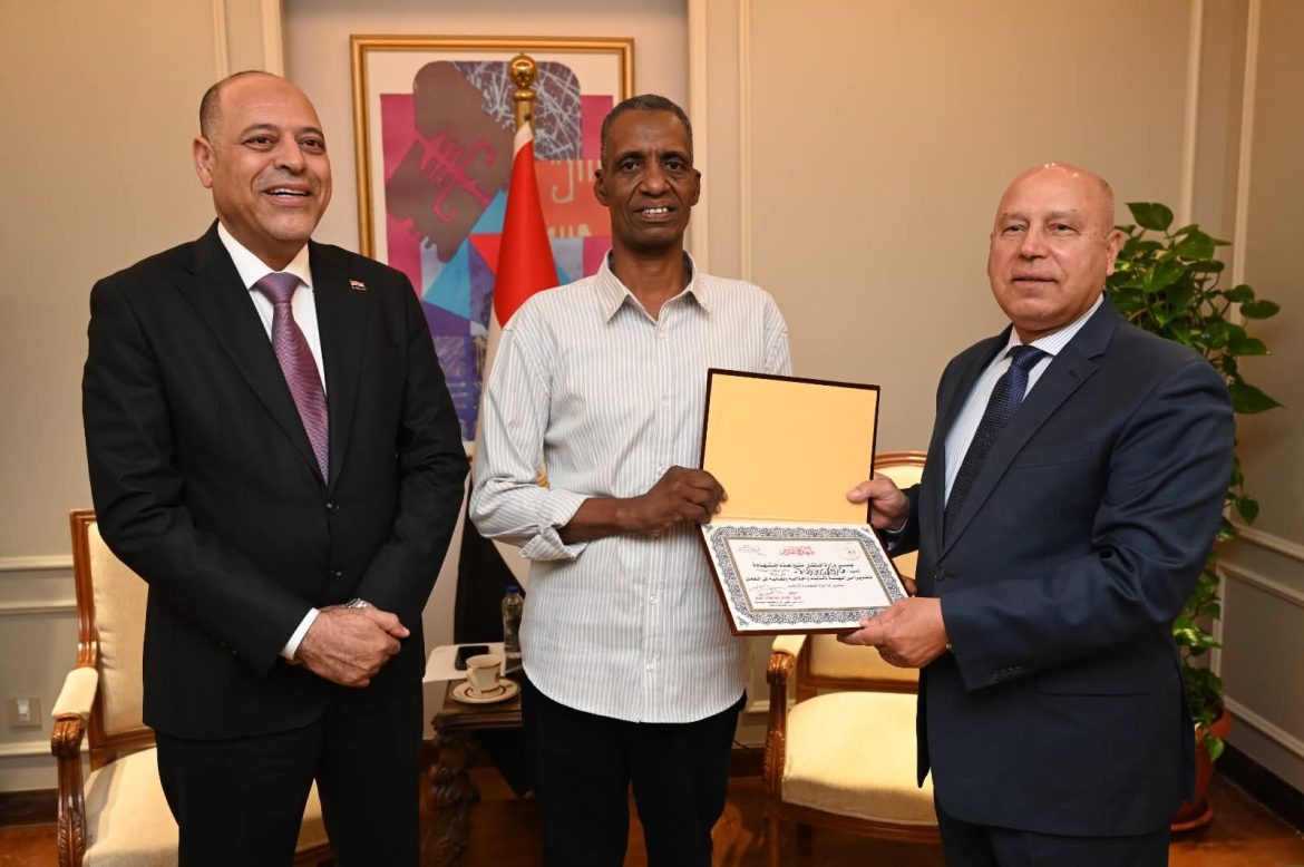 وزير النقل يكرم عامل مزلقان السادات ببني سويف لإنقاذ حياة شاب 