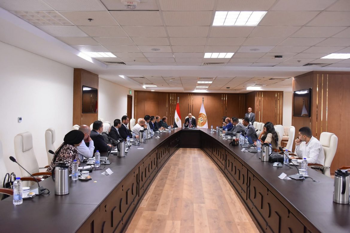 وزير العمل: تقديم الحماية والدعم لـعمال الدليفري وإعداد قاعدة بيانات لهم