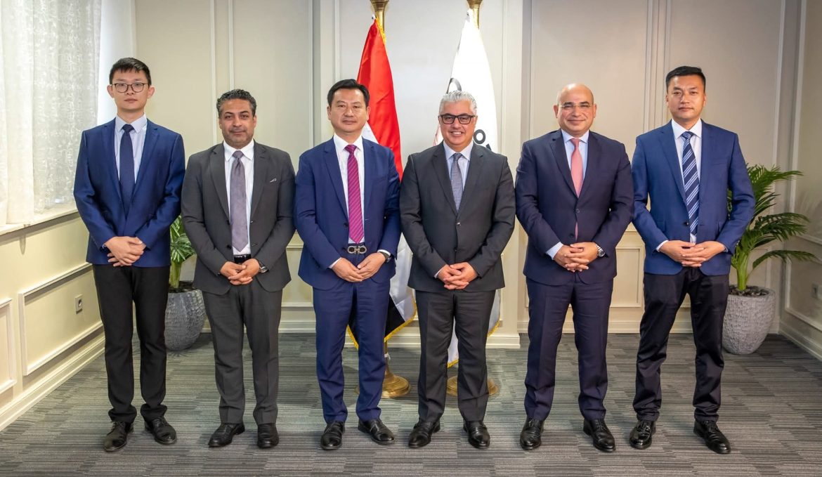 رئيس اقتصادية قناة السويس يوقع عقد مشروع شركة إيفرفار الصينية لصناعة المنسوجات بالقنطرة غرب